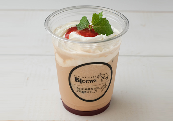 アイスストロベリーカフェラテ